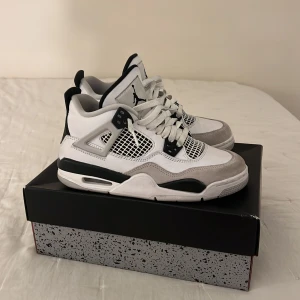 Jordan 4 retro, grade school - Jordan 4or retro military, barnstorlek 37,5 Köpte de utomlands från footlocker. Har tyvärr inget kvitto. De är använda men i bra skick.