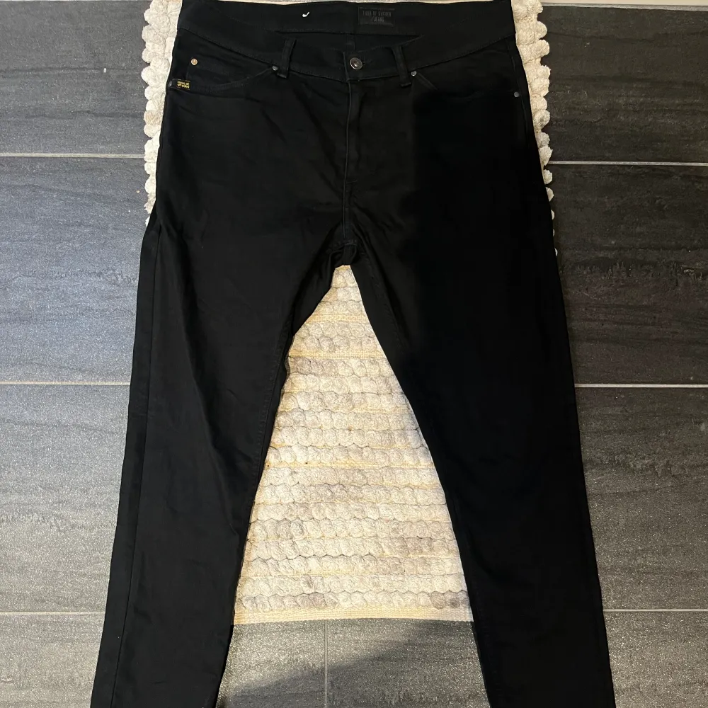 Snygga svarta Jeans från Tiger Of Sweden || Storlek: W33 L32 || Fint skick, använda få gånger || Slim-Fit . Jeans & Byxor.