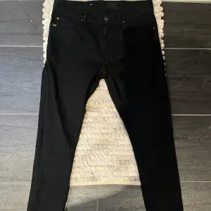 Snygga svarta Jeans från Tiger Of Sweden || Storlek: W33 L32 || Fint skick, använda få gånger || Slim-Fit 