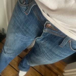 Supersnygga lågmidjade jeans som tyvärr är för stora på mig🩷 första bilden är lånad. Det finns två hål som är igensydda där bak💫Jag skulle säga att storleken är mellan Xs och S midjemåttet: 40cm  Innerbenslängden: 82cm  