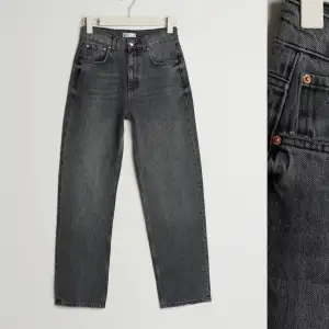 Gråa jeans från GinaTricot i modellen 90s High Waist Jeans Grey, storlek 30 men passar även 32! Nypris 599kr. 