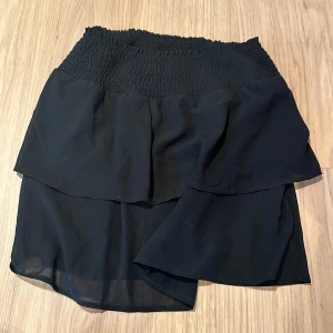 Kjol Only xs  - Jättefint skick, tunn volangkjol 