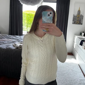 Vit stickad tröja  - Super fin och mjuk stickad tröja från veromoda! Bra skick, knappt använd 