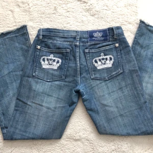 Victoria Beckham Jeans - 🌸Säljer dessa super fina Beckham jeans då de var för stora på mig 🌸 har ett litet hål som är sytt men inget som syns när man har på sig de💕 de är croppade + storleken är 40 midjemått och 75 innebenslängd