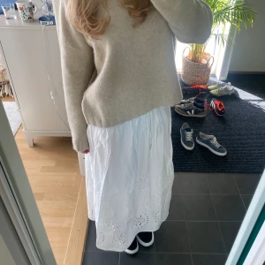 Långkjol - Jättesöt, perfekt till sommaren! Fina detaljer och stretchig - hör av dig om du har frågor! 💗