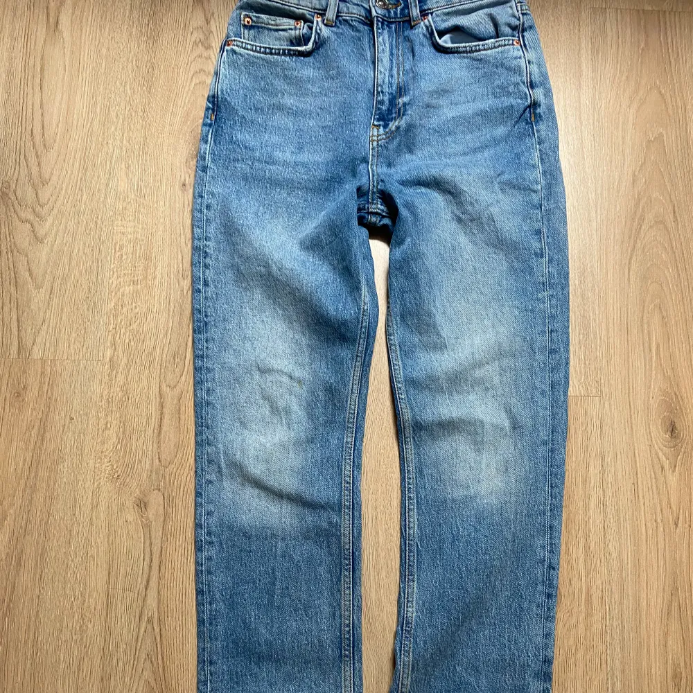 Långa jeans, straight fit, aldrig använda, storlek M. . Jeans & Byxor.