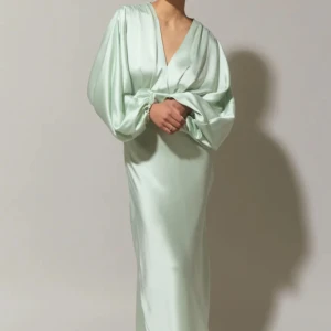 Lång satinklänning - Endast prövad. Kollar av intresse innan jag returnerar tillbaka då den säljer slut snabbt på hemsidan.