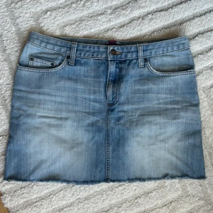 Jeanskjol - Jeanskjol från H&M storlek 40!  INGA BILDER PÅ (för liten för mig)