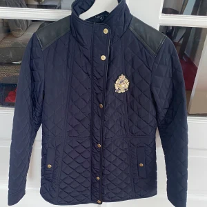 Ralph Lauren Jacka - Nypris: Ca 3000 kr Nyskick, aldrig använd! Endast testad Storlek: S