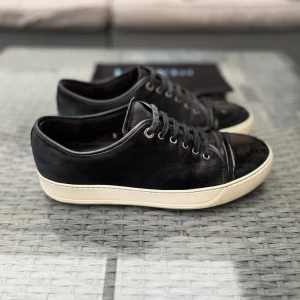 Lanvin Cap Toe - Säljer nu dessa trendiga Lanvin Cap Toe!  Cond: 8,5/10  Uk 8 (42) men passar även 43  Kan gå ner i pris vid smidig och snabb affär!  Har du några mer funderingar så är det bara att höra av sig! 