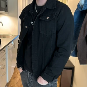 Jeansjacka - Jeansjacka i storlek medium, i bra skick och knappt använd. Skriv för fler bilder😊