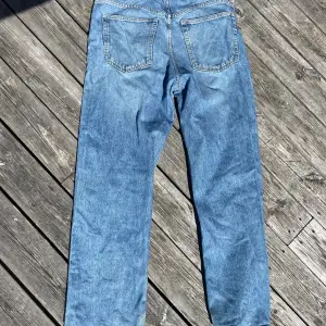 Blåa jeans modell GALAXY från Weekday i storlek 30/32, väldigt fint skick! Sällan använda. Säljes i befintligt skick.