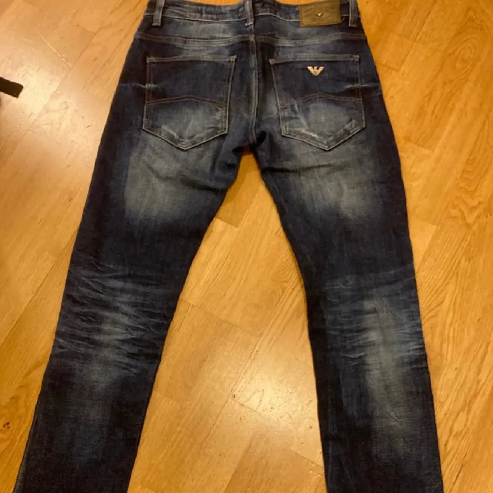 Säljer dessa rikigt snygga Armani med naturliga slitningar som är trendigt  jeans i nyskick!🔥 Skick-10/10. Nypris-3000 Mitt pris-729💸 Storlek-32/32.Kom gärna med prisförslag och skriv i dom vid funderingar! Skulle kunna gå ner i pris vid snabb affär!. Jeans & Byxor.