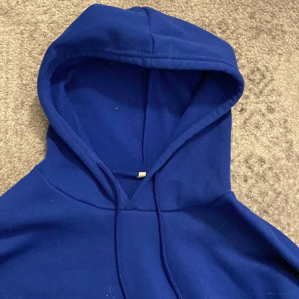 En blå hoodie med bra kvalite, med tunnt tyg perfekt till sommarkvällar🩷. Hoodies.