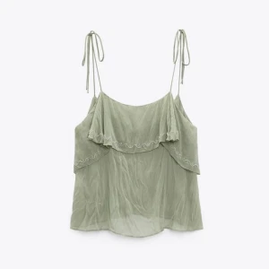 Zara topp - Bara använda 1gång. Köpte den i augusti förra sommaren. Den är i storlek XS. Inga defekter💚 Köptes för 459kr