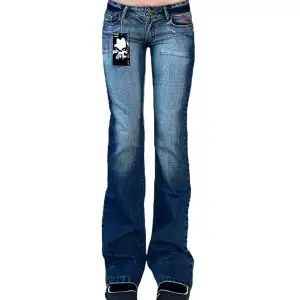 Jeans från crazyage helt nya med lappsr kvar i perfekt skick, sitter lågmidjade och är utsvängda, strl 28 som motsvarar S❤️// midja 36cm, längd 103cm, innerbens 83