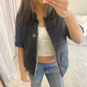 Trekvartsärm jacka  - Så najs jacka med trekvartsärm!! Går att vända ut och in med leopardmönster! Mycket bra skick!! 