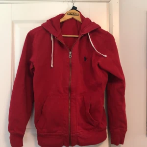 Polo Ralph Lauren zip - - Ralph Lauren zip up  -Skick 9/10 använd men inga synliga defekter alls -Storlek M men passar även S -Pris kan diskuteras