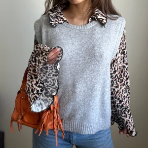 Leopard blus - Så snygg skjorta i leopard!! Super fin att styla med en väst. Använd ca 3 gånger så den är som ny.  Från monki i storlek XS. Men lite större med långa volangarmar!!