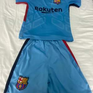Säljer denna skit snygga Messi shorts och tröja när han körde i barcelona. Skick:8/10 Skönt material 