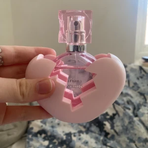 Ariana Grande perfym - Säljer nu den hära perfymen fick den i julklapp men tycker inte att doften passar mig använd några gånger finns väl 90% kvar skulle jag väl säga ordinarie pris 525kr säljer för 200kr  (priset kan diskuteras av snabbaffär)