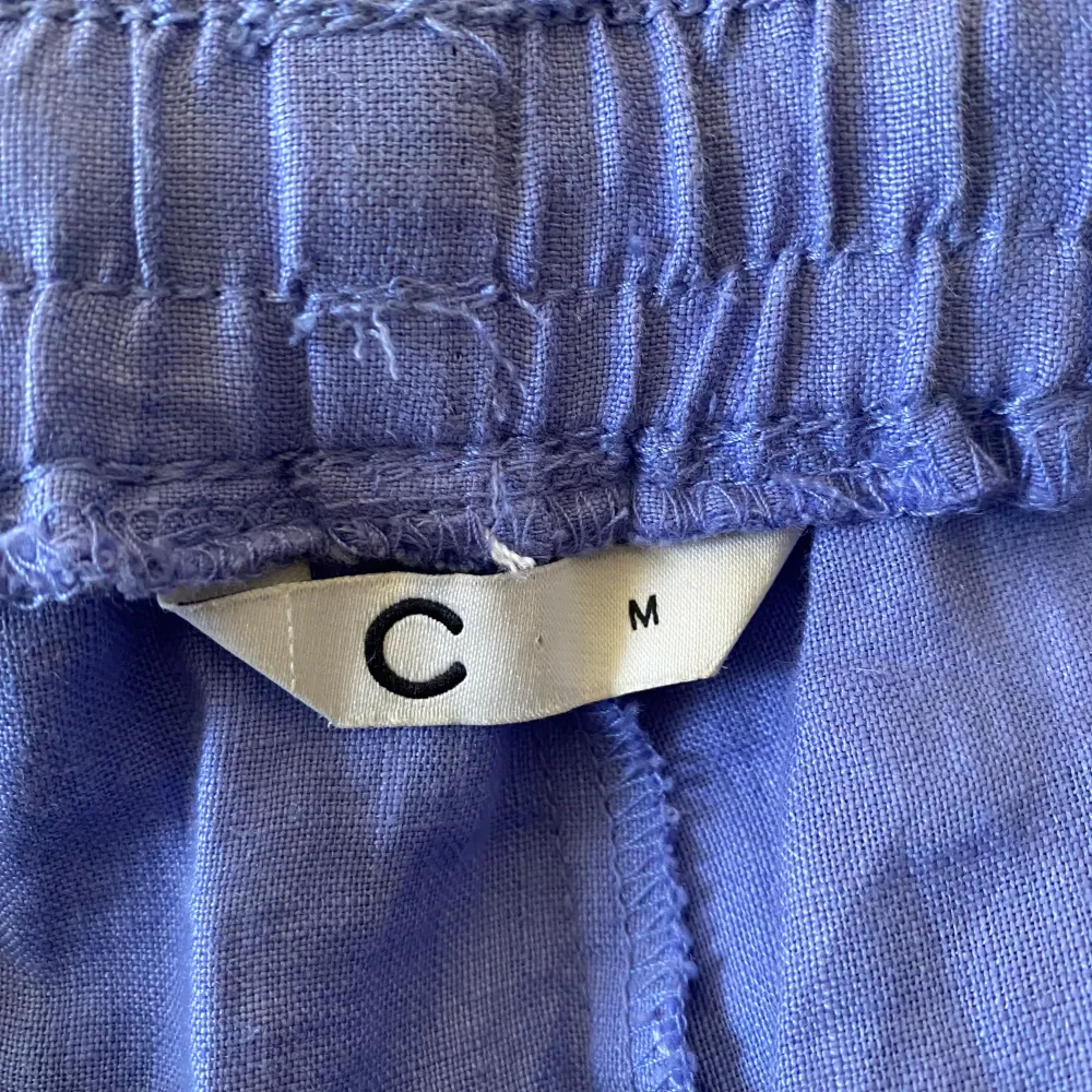 Blåa linnebyxor från Cubus. Köpte förra sommaren för runt 600 och aldrig använda. Färgen är ljusare än vad det ser ut på bilden💗💗. Jeans & Byxor.