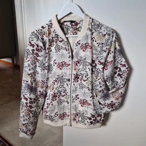 Bomberjacka  - Only Nova lux vintage bomber jacket. Storlekt 38. Lätt fodrad. Använd fåtal gånger. 