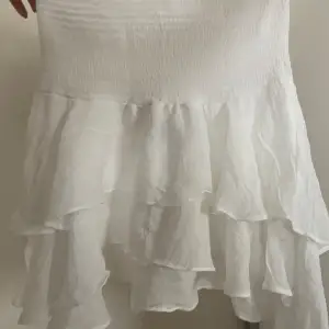 Säljer denna ursnygga volang kjolen i färgen vit, inte genomskinlig! 