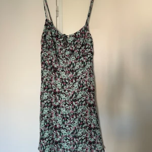 Klänning från pull & bear  - Storlek XL men skulle säga att den passar L med. 