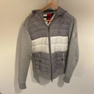 Hybrid jacka - Hybrid jacka  Skick 9/10 Storlek S  Tveka inte att höra av dig om du har frågor😊