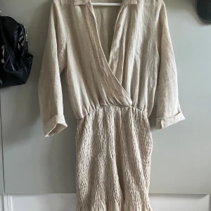 zara klänning  - klänning från zara i linne! så så fin men används tyvärr inte, inga defekter! 🙌🏼💖