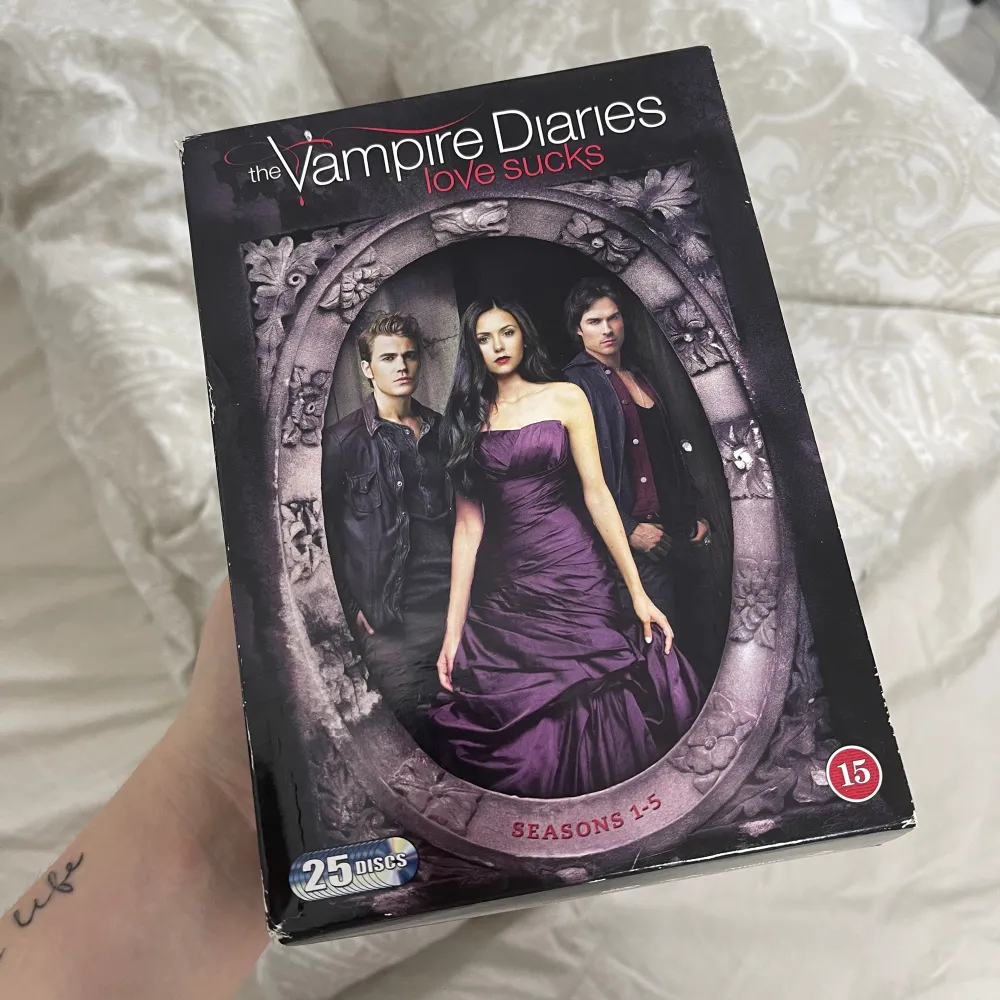 The vampire diaries DVD säsong 1-5. Fullt fungerande. :)   Säljer även en t-shirt från serien i en annan annons. . Övrigt.