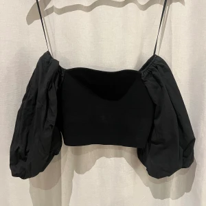 Zara topp - Festtopp från zara, så fin kortare tröja med puffärmar och har snygg passform