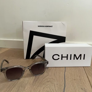Chimi Glasögon  - Hej , säljer nu ett par snygga chimi glasögon för endast 749:-  Väldigt  bra skick, inte använt så mycket. Kvitto och allting följer med. Modell 02 Grey. Är ett riktigt bra val nu till sommaren . Hör av er om ni har några frågor:)