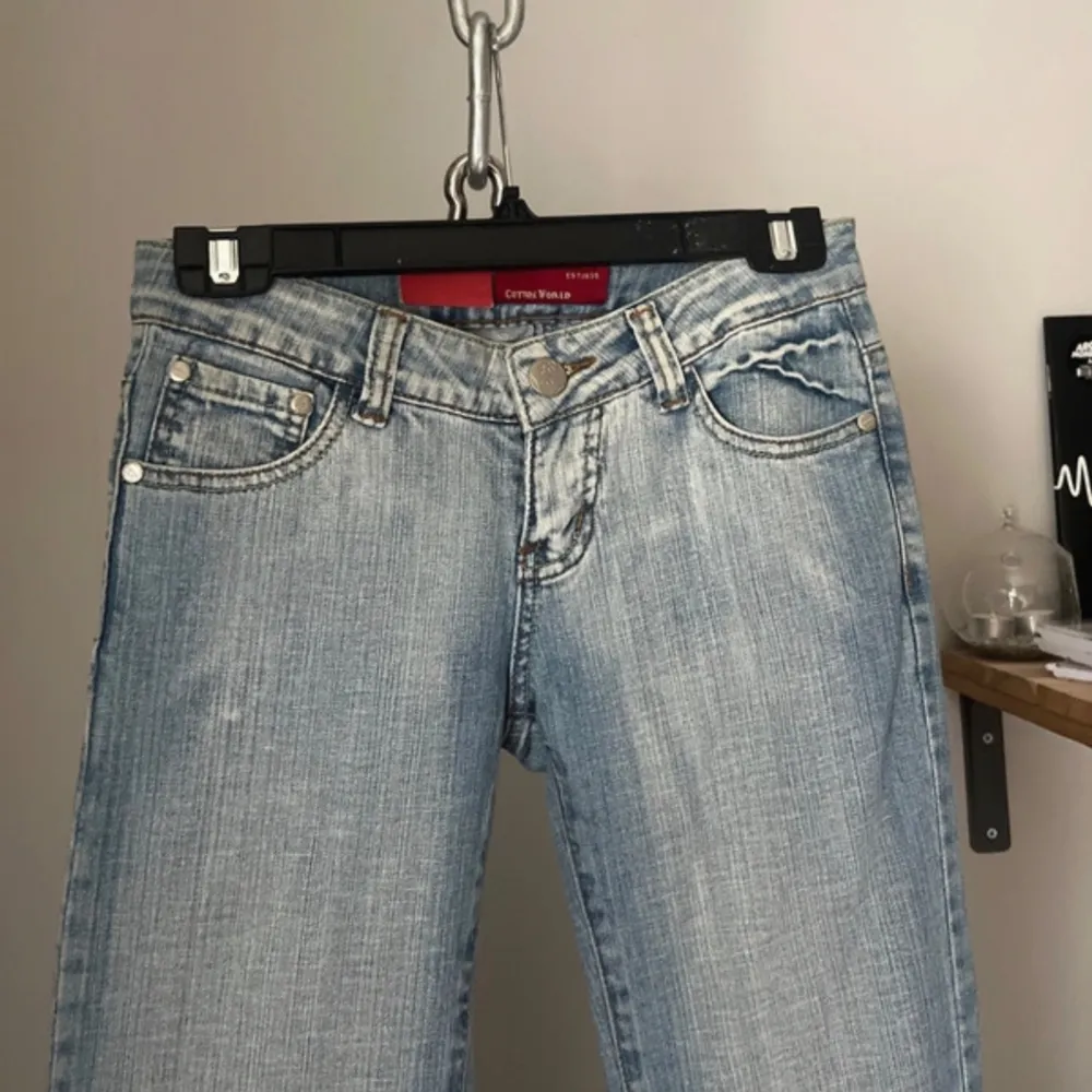 Bootcut / raka jeans med unika detaljer på fickorna från cottonworld. Passar as bra till en spets leopard djurmönster volang sommar topp!. Jeans & Byxor.