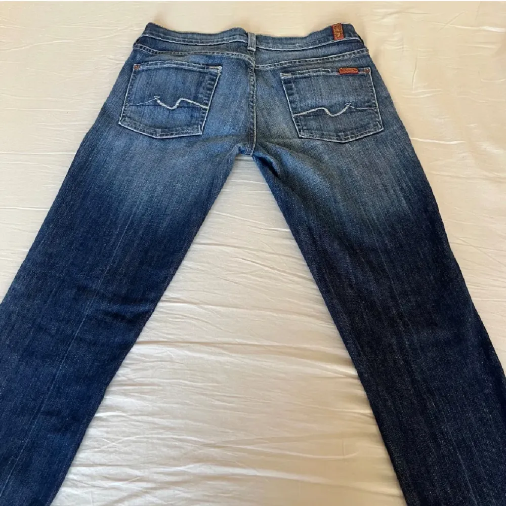 7 for all man kind jeans Strl 28, midjemåttet runt hela midjan är 80cm, passar bra på mig som är 169cm. Jeans & Byxor.