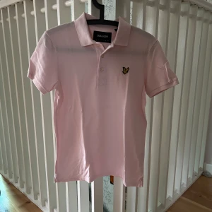 Lyle and Scott Piké - Säljer denna rosa snygga Lyle and Scott pikén Strl XS Väldigt sparsamt använd, inga defekter Supersnygg nu till sommaren!🙌🏽