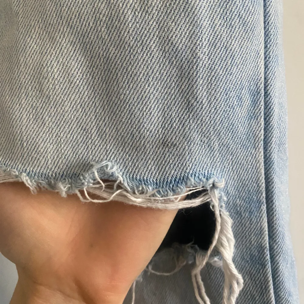 Ljusblåa jeans från Pull and bear i storlek 38. Dom är i bra skick men finns lite fläckar som man kan se på bilderna. Säljer då dom inte kommer till användning💕. Jeans & Byxor.