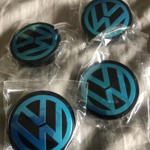 Navkapsel 4 pack till Volkswagen  - Hjulnav emblem, 56 mm blue metallic. Aldrig använda.