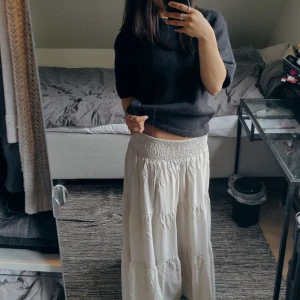 Långkjol - Perfekt långkjol i super mjukt material. Använd bara ett par gånger, inga defekter eller fläckar. Väldigt stretchig så passar från xs-m💓