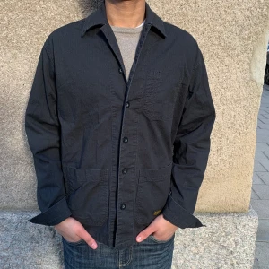 SVART OVERSHIRT FRÅN VAILENT - Svart Overshirt Från VAILENT | Perfekt till våren och sommaren | Storlek: M- Skicket på Overshirt är bra men lite. Tecken på användning- Varat pris: 250 - Nypris: 899 - Modellen är 180 cm och väger 68kg