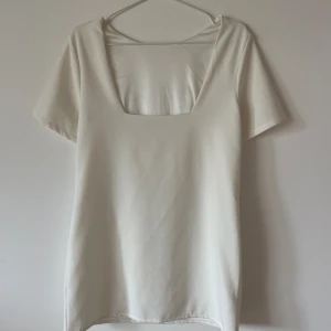 Vit klänning  - Klänning i storlek 32, använd en gång. Fint skick! 