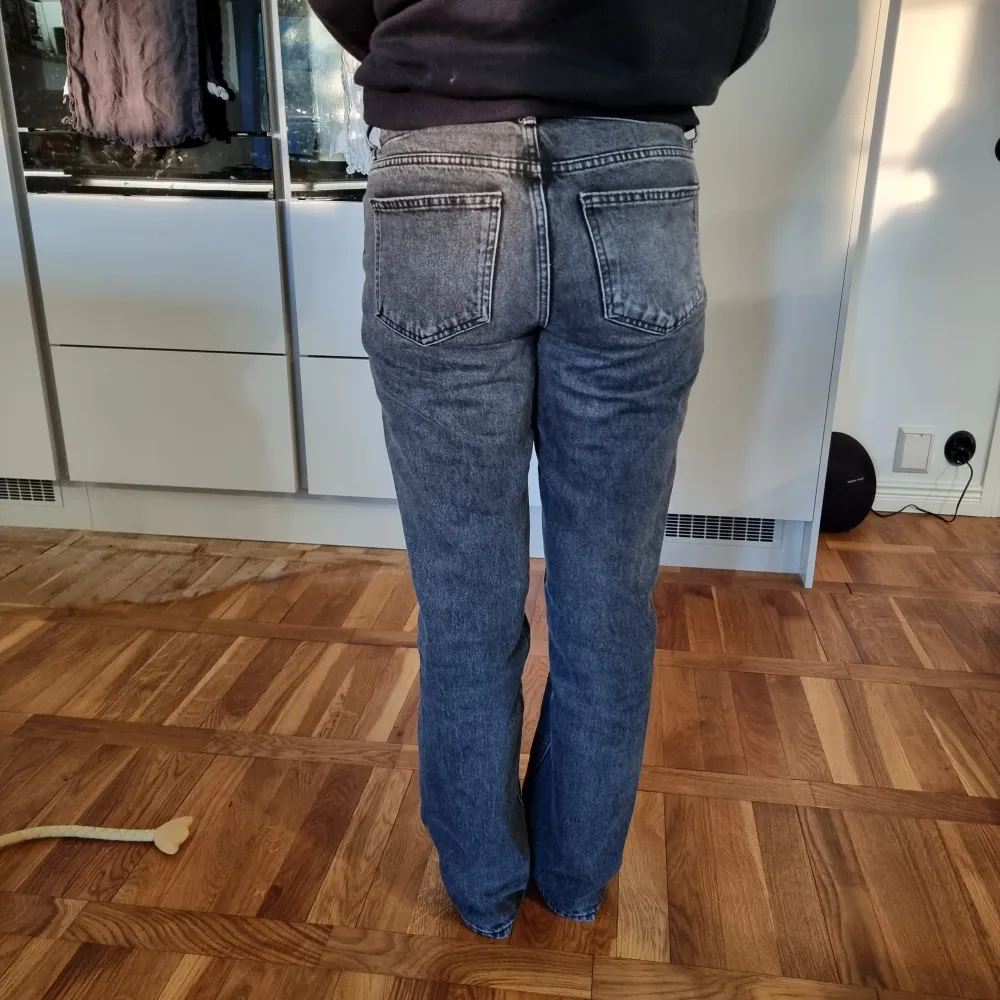 Jeans från GinaTricot. Straight passform. Passar mig som är 165 cm.. Jeans & Byxor.