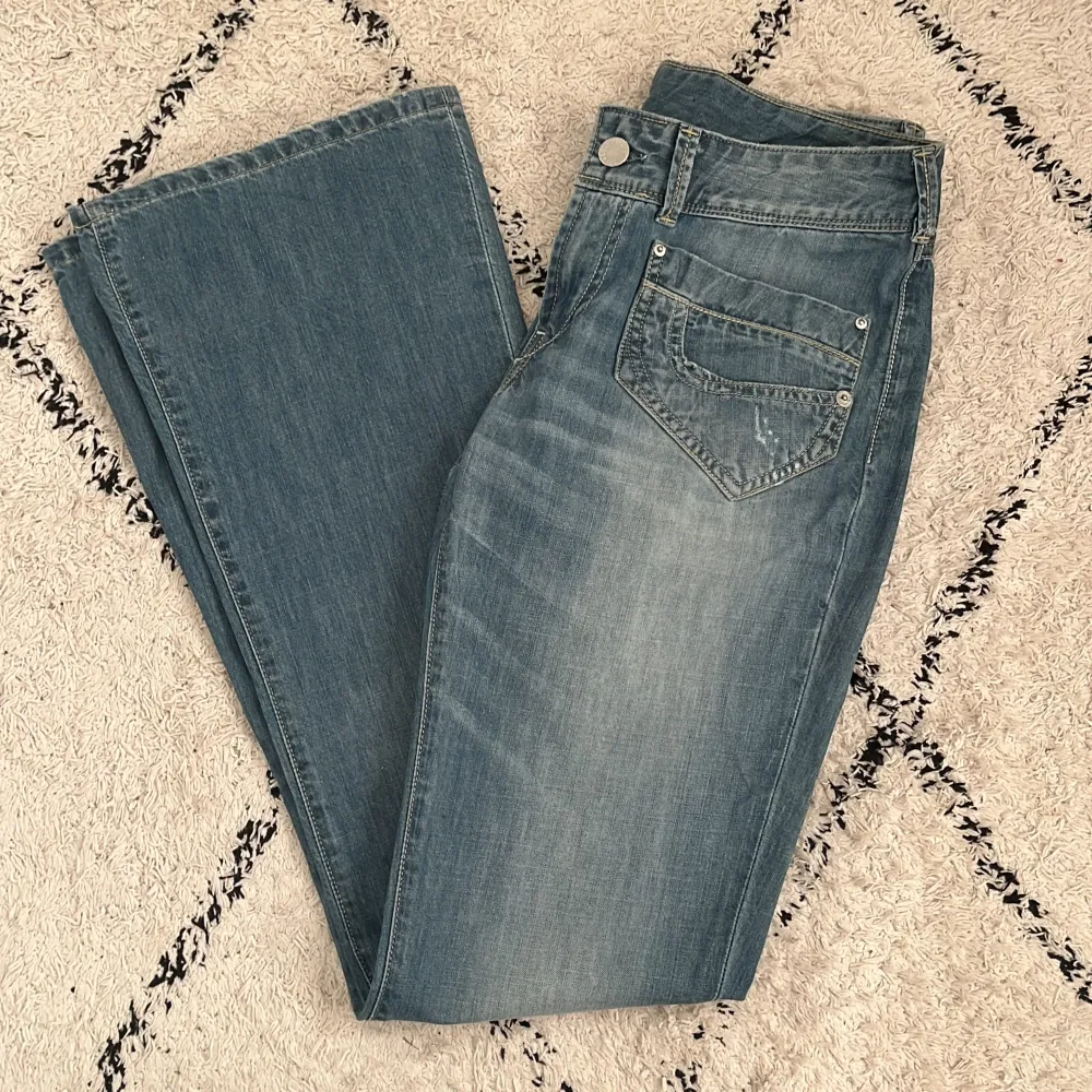 Jättefina vintage Levis jeans köpta här på plik, som tyvärr var lite stora för mig. För referens är jag 164cm och bär xs/s. Inerbensmått: 82cm  Midjemått: 39 tvärs över.  Priset kan även diskuterats vid en snabb affär <3  . Jeans & Byxor.