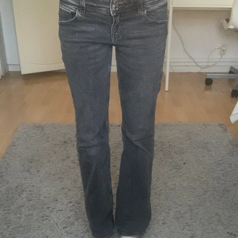 Lågmidjade jeans från gina young med coola fickor bak. Lite slitna längst ner vid fötterna men inget man tänkte på!💕. Jeans & Byxor.