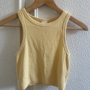 Gult linne - Gult linne i storlek XS. Superfin sommartopp. Linnet är köpt från H&M och är i väldigt fint skick💛