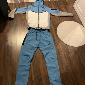 Nike tech fleece tracksuit - Säljer min Nike tech tracksuit då jag har vuxit ur den och den inte används. Använd endast ett par gånger så 750kr  känns bra och billigt. Skick 9/10 Dm för fler frågor/ bilder. 