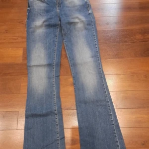 Dranella jeans - Mycket bra skick, jag är 160cm och de sitter väldigt bra!🩷