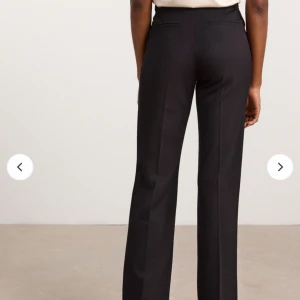 Svarta bootcut kostymbyxor - Jättefina svarta kostymbyxor från Lindex! Nypris 599kr ❤️Jag har ändrat platsen på knappen då de var för stora för  mig i midjan. Jag kan dock sy tillbaka den om någon skulle vilja det 💕 Lånade bilder men fråga gärna efter egna bilder!! 