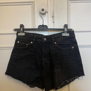 Svarta jeansshorts - Jättesnygga shorts från Gina Tricot! Står som stl 32 men passar även 34🌸